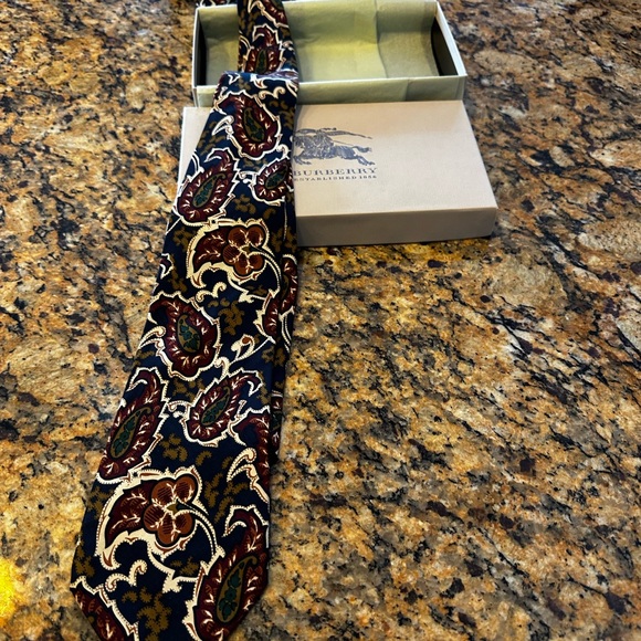 Burberry’s ❤️of London Paisley 100% Silk Tie. Hand Sewn in USA~Pre❤️Loved - Picture 3 of 9